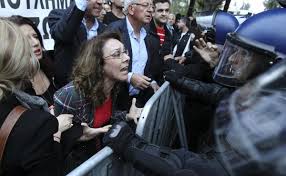 Manifestanti fronteggiati dalla polizia a Cipro