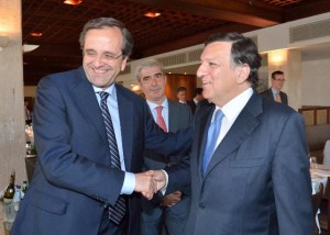 Il primo ministro greco, Antonis Samaras, con il Presidente della Commissione Barroso