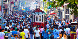 Una allegra strada di Istambul, prima degli scontri, con il tram per piazza Taksim, 