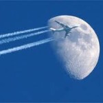 Aereo in volo con la luna