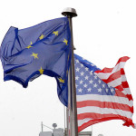 Flagi Stanów Zjednoczonych (P) i Unii Europejskiej (L) przed siedzib¹ UE w Brukseli