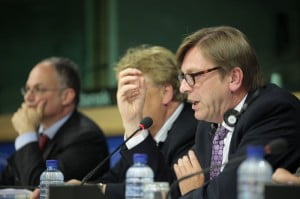 Verhofstadt in primo piano e Gualtieri sullo sfondo