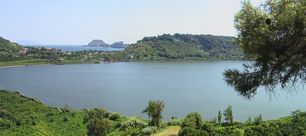 Il lago d'Averno nella zona flegrea