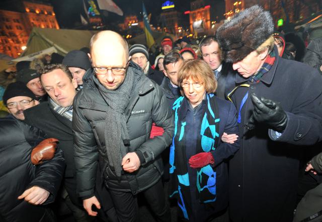 Ashton tra i manifestanti a Kiev - ph. European Commission