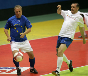 Rehn (ex calciatore professionista) dribbla il premier turco Recep Tayyip Erdogan in una partita di beneficenza nel 2006