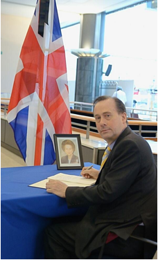 Martin Callanan firma un libro di con doglianze per Margaret Thatcher