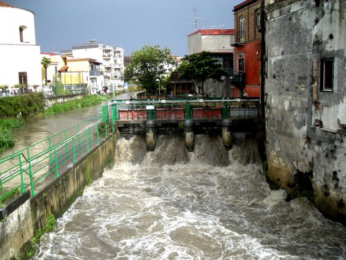 Il fiume Sarno in piena a Scafati
