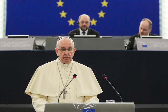 Papa Francesco al Parlamento Ue: “Non si può tollerare che il Mar Mediterraneo diventi un cimitero!”
