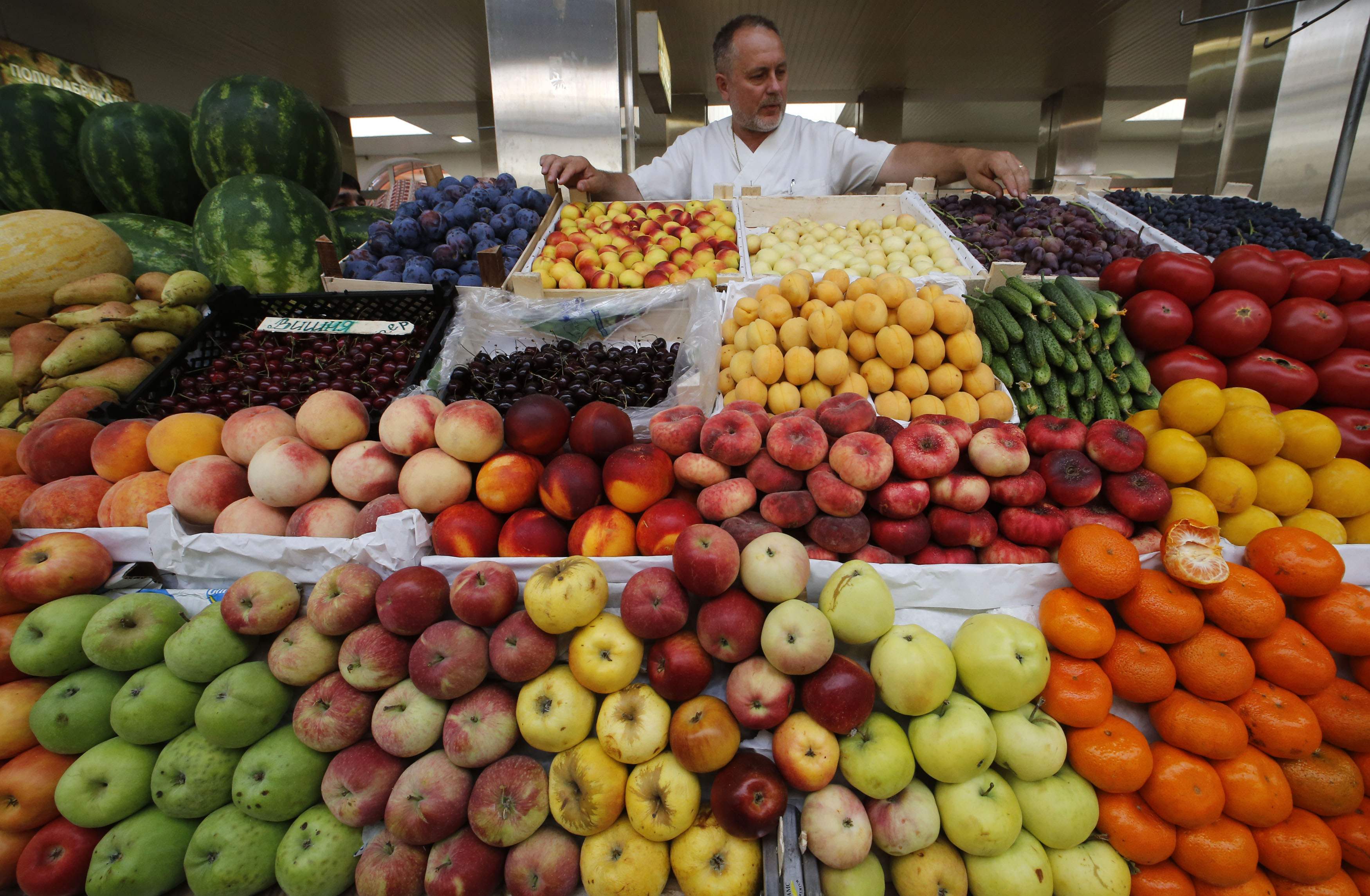 Food import. Фрукты в Турции. Рынок Турции фруктов и овощей. Фрукты и овощи на турецком. Прилавок на рынке.