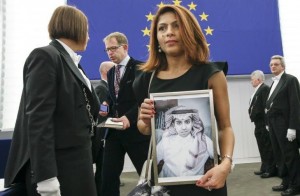Ensaf Haidar al Parlament europeo con una foto di suo marito Rafi Badawi