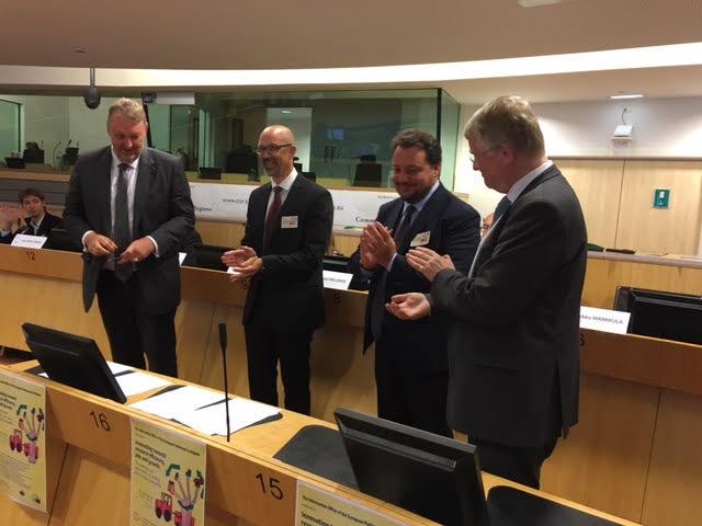 Dopo la firma dell'accordo, da destra: il presidente CdR Markku Markkula, l'assessore Giovanni Fava, il segretario generale della provincia Zuid-Holland Ron Van Der Helm e And Dirk Carrez, direttore consorzio Bio-based