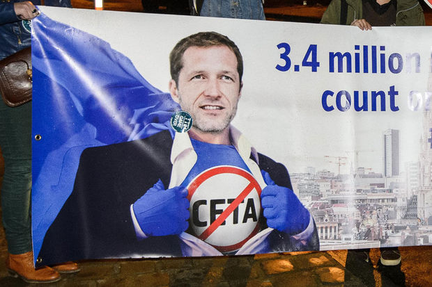 Paul Magnette in un fotomontaggio su uno striscione di manifestanti anti Ceta