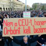 In Ungheria 70mila persone in piazza contro la chiusura dell'Università di Soros