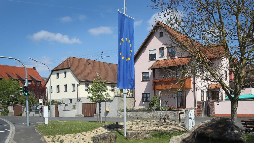 Il centro di Gadheim con la bandiera dell'Ue appena piantata