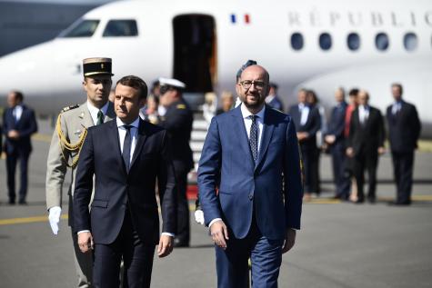 Macron e Michel all'aeroporto di Bruxelles (foto Belga)