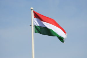 bandiera dell'ungheria. Sul congelamento dei fondi l'Ue prende tempo