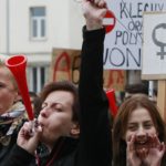 Polonia, in migliaia in piazza per l'aborto dopo la morte di una donna incinta