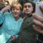 Berlino-selfie-dei-migranti-con-la-Merkel