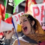 donna Saharawi manifesta per l'autoderterminazione del Sahara Occidentale