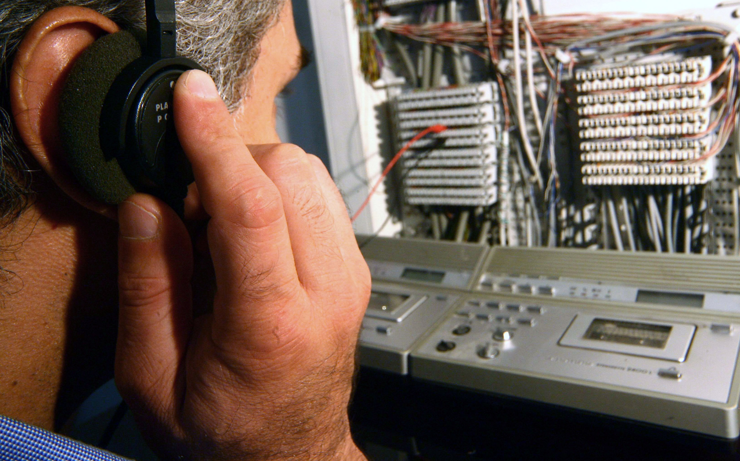 20090216 - ROMA -POL-  INTERCETTAZIONI: DDL; COMMISSIONE VOTA, IN AULA IL 23. Nell'immagine di archvivio, un operatore al lavoro in una centrale telefonica.
ANSA/CIRO FUSCO/DC