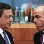 Il governatore della Bce Mario Draghi e il ministro delle Finanze spagnole Luis De Guindos