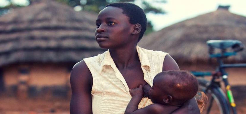 Una mamma africana allatta un neonato