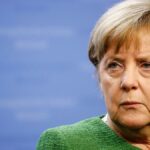 Primo test negativo per Angela Merkel che aveva incontrato un medico contagiato. Anche in Germania scattano restrizioni