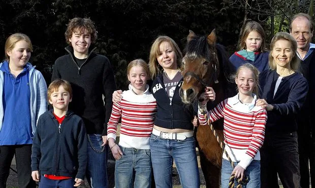 Ursula von der Leyen (a destra) con il marito Heiko von der Leyen e i loro sette figli