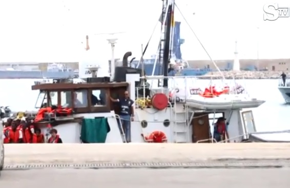 L'attracco di Eleonore a Pozzallo (Fonte immagine: La Stampa)