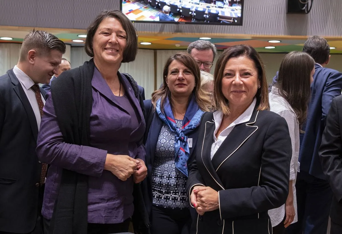 Paola De Micheli (destra) in un momento del consiglio Trasporti a Bruxelles.