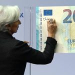 Lagarde firma la sua prima banconota