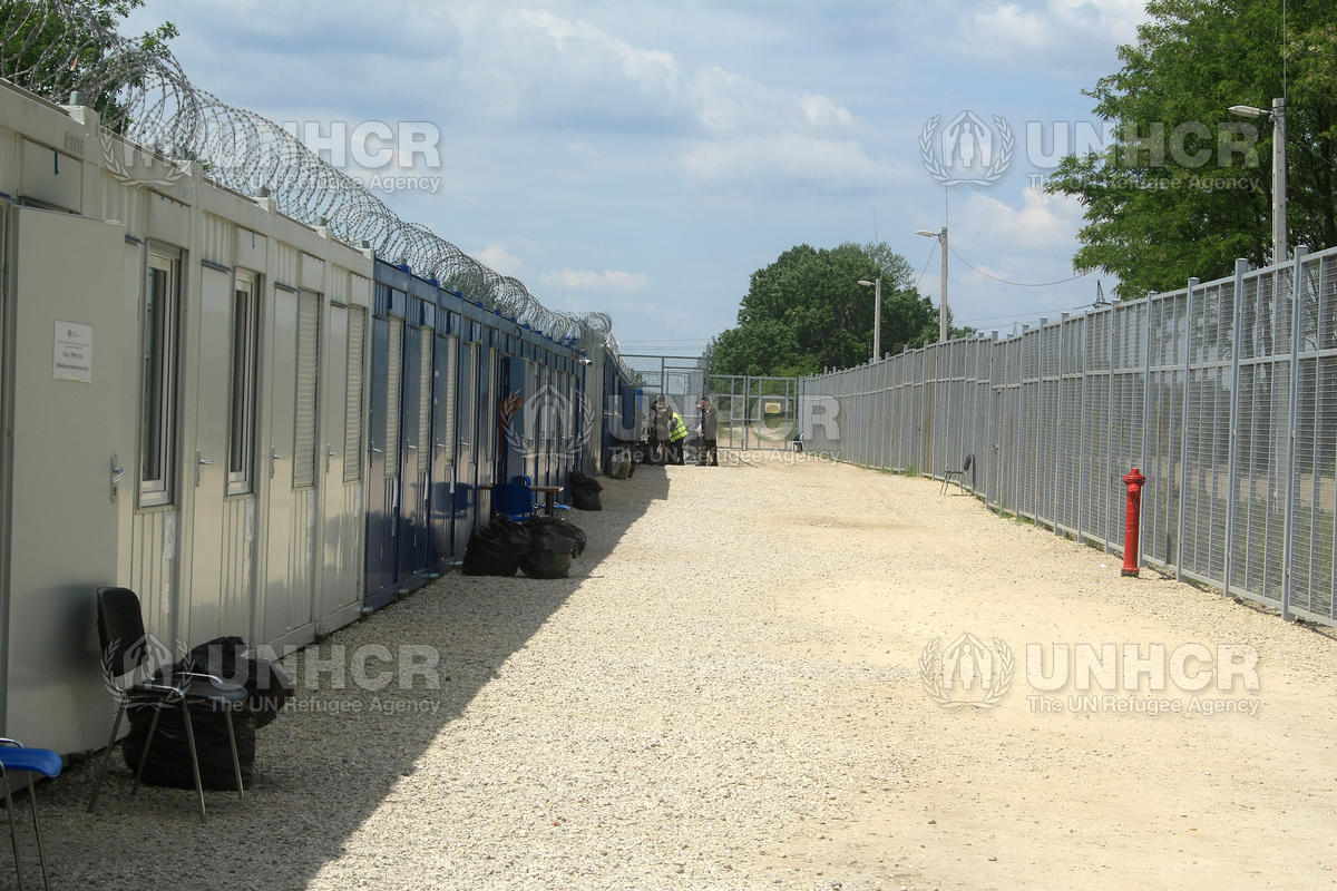 Zona di transito di Röszke, in Ungheria, lungo la frontiera con la Serbia [foto: Alto commissariato per i rifugiati dell’Onu, UNHCR]