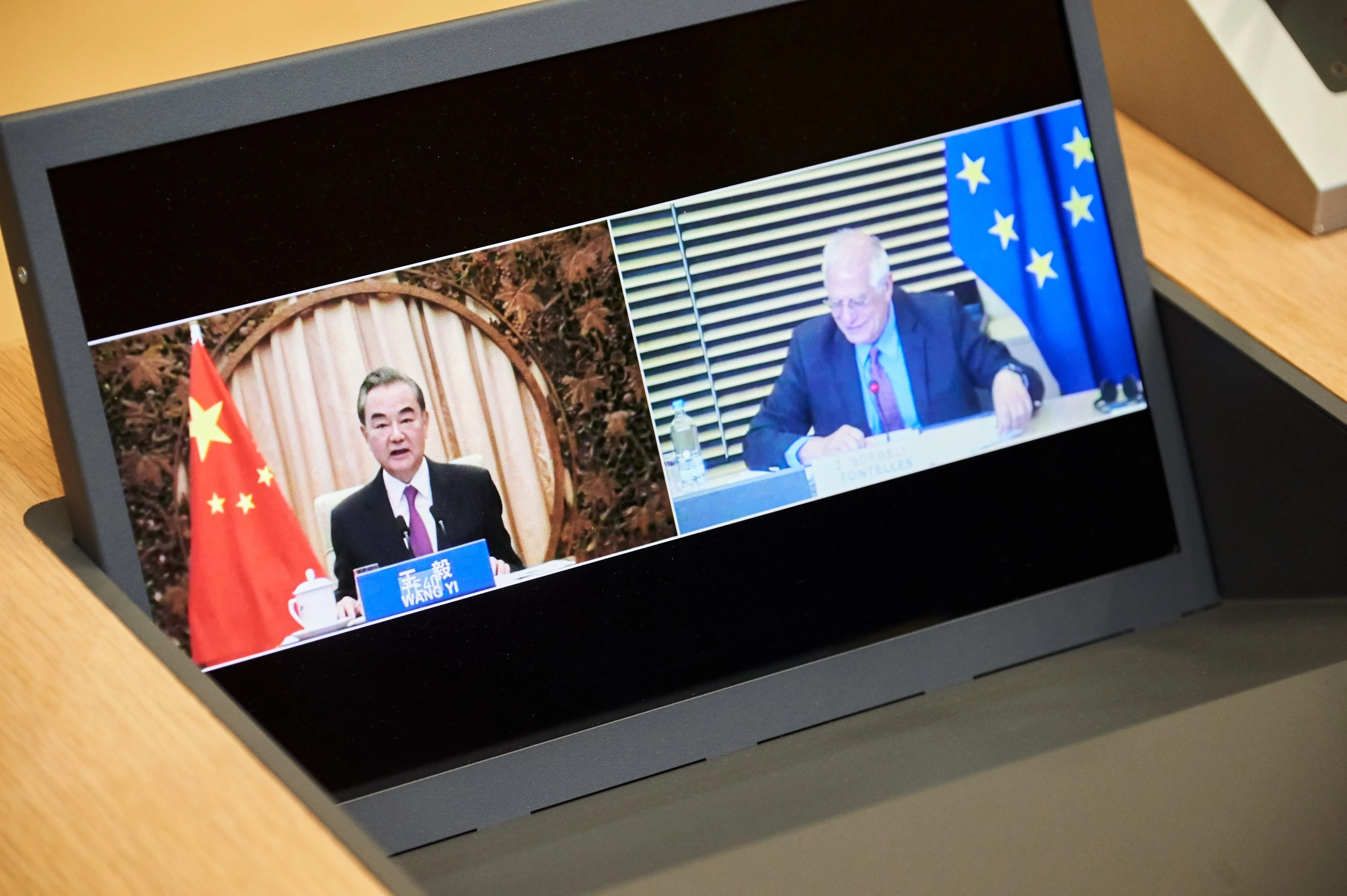 Decimo dialogo strategico UE-Cina. Nella foto Josep Borrell e Wang Yi