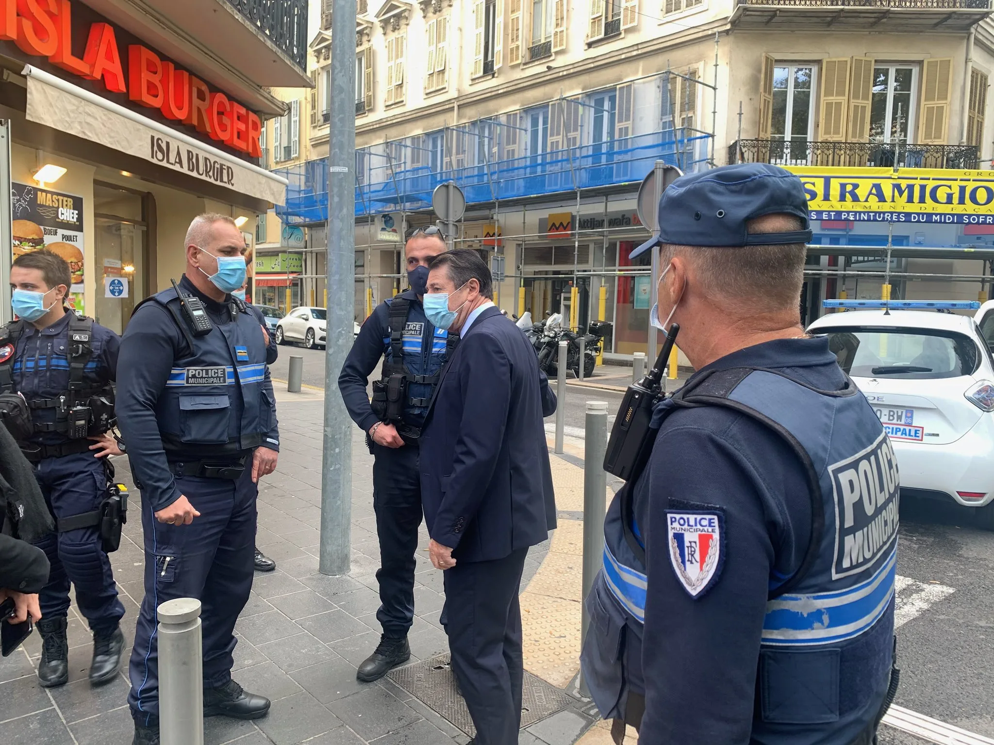 Il sindaco di Nizza Christian Estrosi sul luogo dell'attentato