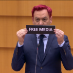 Il gesto dell'europarlamentare Biedron : 