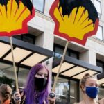 Clima, tribunale dell'Aia contro Shell: dovrà ridurre le emissioni di gas serra del 45% al 2030