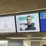 L'aeroporto Charles de Gaulle di Parigi ha esposto la foto del giornalista bielorusso Roman Protasevich