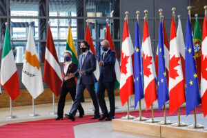 Il primo ministro canadese, Justin Trudeau, tra la presidente della Commissione UE e il presidente del Consiglio europeo, per il summit UE-Canada