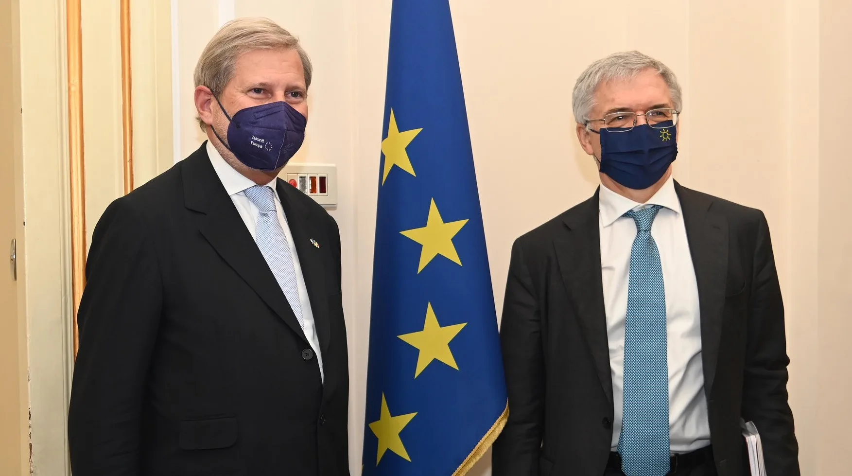 Il commissario Johannes Hahn insieme al ministro dell'Economia Daniele Franco