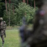 Migranti, la soluzione di Polonia e Paesi baltici per fermare la rotta bielorussa è innalzare muri e sanzionare Minsk