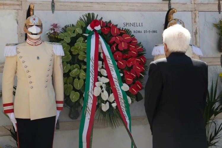 Mattarella a Ventotene rende omaggio alla tomba di Altiero Spinelli