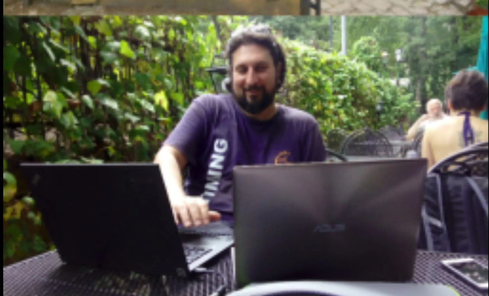 Un lavoratore che svolge le sue mansioni in un bar. Il lavoro a distanza è aumentato fortemente in un terzo delle regioni italiane