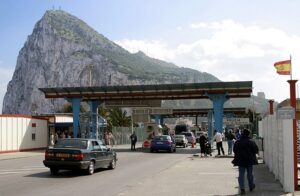 Il confine tra Spagna e Gibilterra. L'UE è pronta ad avviare i negoziati per il futuro del possedimento britannico [foto: Wikimedia]
