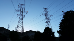 Tralicci per la trasmissione di elettricità. La Commissione UE propone interventi contro il caro-energia, ma non rivoluzioni copernicane [foto: Wikimedia]