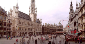 La Grand Place di Bruxelles. Nella capitale belga scatta l'obbligo di green pass per bar e ristoranti [foto: Wikimedia]