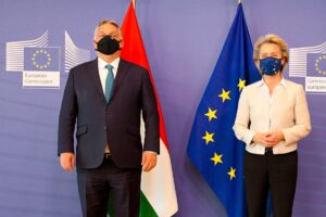 Il primo ministro ungherese, Viktor Orban, con la presidente della Commissione europea, Ursula von der Leyen [foto: Ursula von der Leyen, account twitter]