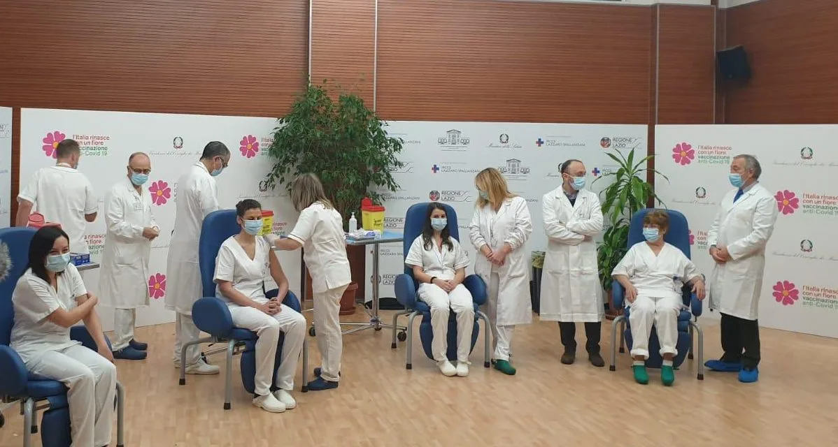 L'avvio della campagna vaccinale simbolica in Italia, con le somministrazioni tra medici e personale sanitario