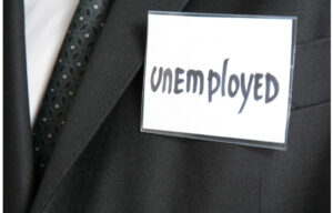 Una persona che indossa un adesivo che dice "disoccupato". [foto: Wikimedia Commons]