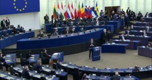 Il presidente francese, Emmanuel Macron, nel corso del suo discorso in Parlamento UE riunito in sessione plenaria. Vorrebbe inserire il diritto all'aborto nella carta dei valori fondamentali [Strasburgo, 19 gennaio 2022]