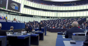 Emmanuel Macron si rivolge all'Aula del Parlamento europeo. In Aula avverte che le promesse su cui si basa l'Unione iniziano a non essere più mantenute [Strasburgo, 19 gennaio 2022]